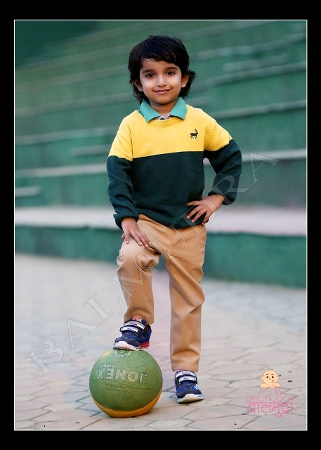 Indian kid standing pose hi-res stock photography and images - Alamy