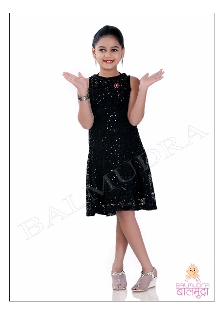 Photographing children in professional photo studio with lighting  equipment. Child girl is posing for professional photos with modern  flashes, speed l Stock Photo - Alamy